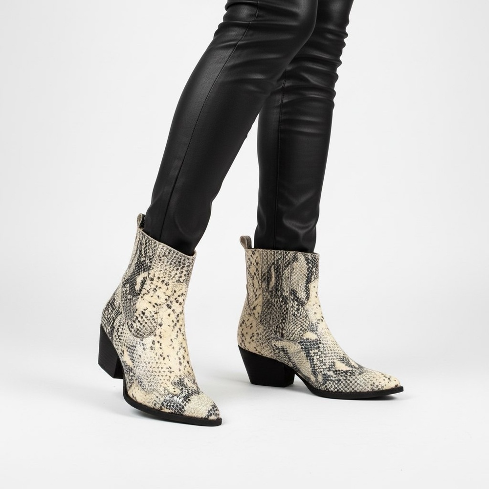 MATISSE SNAKE PRINT WESTERN BOOTS SIZE 7 WOMAN